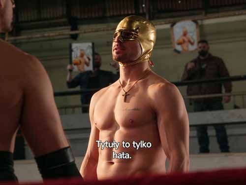 Powrót Zaginionego Mistrza cały film to dynamiczny dramat akcji o wojowniku, który porzucił swoją przeszłość, by żyć w cieniu, aż los zmusza go do powrotu. Ukryta tożsamość, brutalny kontratak i emocjonalna historia sprawiają, że to jedna z najbardziej wciągających produkcji do oglądania online.