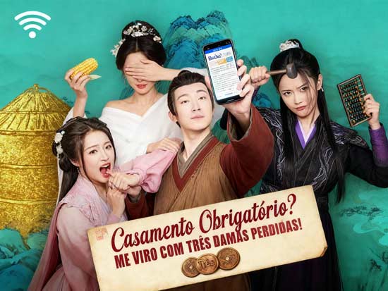 Casamento Obrigatório? Me Viro com Três Damas Perdidas! – Uma Aventura de Amor, Destino e Humor  Introdução: quando o improvável vira irresistível Entre tantas produções que surgem todos os meses nas plataformas de streaming, algumas conseguem se destacar por sua ousadia narrativa e por oferecer algo realmente fora do comum. Casamento Obrigatório? Me Viro com Três Damas Perdidas! é exatamente esse tipo de curta série que prende a atenção logo no primeiro episódio. A premissa pode soar exagerada para alguns: um jovem pobre, de repente obrigado a se casar não com uma, mas com três mulheres ao mesmo tempo. Mas é justamente nesse exagero que a obra encontra seu charme, criando um universo que mistura fantasia histórica, romance leve e um toque de humor moderno. Essa combinação faz com que a trama se torne irresistível, especialmente para quem busca um dorama completo que traga tanto emoção quanto diversão. O que parecia ser apenas uma história cômica se transforma em uma reflexão sobre sobrevivência, lealdade e o verdadeiro significado do poder em um mundo turbulento.  Enredo: Giovane, o improvável herói que vira Rei Despreocupado A história gira em torno de Giovane, um universitário que já enfrenta o drama da vida real: o desemprego. Ao viajar para o Império de Bamal, ele se vê em uma situação ainda mais complicada, pois além de ser um estudioso pobre, recebe um decreto imperial de casamento obrigatório. O que parecia uma maldição se torna uma reviravolta quando ele descobre que suas três esposas não são mulheres comuns: uma princesa disfarçada, a filha de um general poderoso e a herdeira de um comerciante influente. De repente, Giovane precisa equilibrar não apenas o coração, mas também a política, a economia e até o destino do império. O enredo de Casamento Obrigatório? Me Viro com Três Damas Perdidas! ganha força ao mostrar como Giovane, que parecia condenado ao fracasso, encontra forças para unir bandidos, conquistar respeito e, finalmente, se tornar o “Rei Despreocupado”. É uma volta por cima digna das melhores produções de fantasia e romance. O público acompanha não só as intrigas do poder, mas também os momentos de intimidade, ciúmes e paixão que surgem entre ele e suas três esposas, transformando a série em uma mistura deliciosa de drama, romance e comédia.  Pontos Altos: personagens carismáticos e enredo viciante O que torna essa produção tão viciante é o equilíbrio entre personagens bem construídos e uma narrativa que nunca perde o ritmo. Giovane é carismático e humano, um protagonista que não nasce herói, mas se torna um ao enfrentar as circunstâncias. Suas três esposas também não são simples arquétipos femininos; cada uma tem sua personalidade, motivações e dilemas próprios. A princesa disfarçada traz mistério e coragem, a filha do general encarna a força militar e o senso de honra, enquanto a herdeira do comerciante representa inteligência estratégica e visão prática. A dinâmica entre esses quatro personagens principais cria momentos de tensão, humor e ternura que mantêm o espectador preso à tela. Outro ponto alto está na estética: mesmo sendo uma curta série, Casamento Obrigatório? Me Viro com Três Damas Perdidas! entrega cenários bem trabalhados, figurinos detalhados e uma fotografia que valoriza cada cena de romance e ação. É um dorama onde assistir se torna prazeroso não só pela história, mas pelo cuidado visual. O resultado é uma produção que mistura o tradicional com o moderno, equilibrando elementos de conto de fadas com diálogos afiados que refletem dilemas contemporâneos.  O herói improvável que conquista corações e territórios Uma das maiores surpresas de Casamento Obrigatório? Me Viro com Três Damas Perdidas! é a transformação de Giovane, que começa como um simples estudante universitário desempregado, alguém com quem o público brasileiro consegue se identificar facilmente, para então se tornar o lendário “Rei Despreocupado”. Essa virada é mais do que uma convenção narrativa; ela reflete o sonho coletivo de superação, da volta por cima, tão presente em nossa cultura. Ver um personagem sem recursos financeiros, perdido em suas ambições e quase sem perspectivas, se levantar diante de circunstâncias completamente absurdas é inspirador e divertido ao mesmo tempo. A série acerta ao colocar Giovane em situações cômicas, como o primeiro jantar desastroso com suas três esposas, onde ele tenta agradar todas e acaba criando uma confusão hilária. Mas também sabe criar momentos de pura tensão, especialmente quando os interesses políticos e militares entram em cena. Essa dualidade faz do protagonista alguém multidimensional: nem um herói perfeito, nem um tolo sem sorte, mas um jovem que aprende a crescer ao longo da jornada. Para o público que acompanha doramas online, Giovane é um personagem com quem é possível rir, torcer e até se irritar, porque suas falhas são humanas. E é justamente essa humanidade que o torna tão carismático. Assim, a série não apenas diverte, mas também inspira: quem nunca quis transformar azar em oportunidade e conquistar respeito contra todas as probabilidades?  Três esposas, três mundos e um só coração dividido Outro ponto que faz Casamento Obrigatório? Me Viro com Três Damas Perdidas! se destacar é a forma como constrói suas três protagonistas femininas. Diferente de outras produções que reduzem as personagens femininas a meros acessórios da narrativa, aqui cada uma delas tem voz, história e motivos próprios para existir. A princesa disfarçada, por exemplo, representa a luta contra a tradição e a busca por liberdade; a filha do general encarna a disciplina, a honra e a lealdade ao império; já a herdeira do comerciante traz consigo o pragmatismo, a inteligência e a visão estratégica de negócios. Essas três mulheres não competem apenas pelo coração de Giovane — elas também questionam o papel da mulher em um sistema tradicional de casamento obrigatório. Mesmo em uma trama de fantasia, o roteiro toca em feridas sociais bem reais: o direito à escolha, a autonomia feminina e a luta por reconhecimento em um mundo governado por homens. Para os fãs de dorama completo, essa abordagem é refrescante, pois entrega muito mais do que um triângulo amoroso clichê. O mais interessante é que, ao mesmo tempo em que Giovane precisa conquistar cada uma delas para “receber recompensas”, são elas que, de fato, moldam sua jornada. Ele aprende com cada esposa valores diferentes: coragem, disciplina e estratégia. Assim, o enredo mostra que por trás de um homem forte existem mulheres igualmente fortes, não como sombras, mas como verdadeiras parceiras de sua evolução.  intrigas, batalhas e risadas, nasce um clássico do dorama curto Se há algo que torna essa produção obrigatória para os fãs de curta-metragem e doramas dublados em português, é o equilíbrio quase perfeito entre drama, ação e comédia. Casamento Obrigatório? Me Viro com Três Damas Perdidas! não é apenas uma série sobre romance; é também sobre sobrevivência em tempos caóticos, sobre alianças improváveis e sobre como até mesmo um decreto imperial absurdo pode mudar o destino de um império. As cenas de batalha, ainda que curtas, são intensas e bem coreografadas, mostrando a habilidade do exército e a estratégia política que permeia toda a trama. Já os momentos de comédia funcionam como respiro emocional, aproximando o público dos personagens e deixando a experiência mais leve. Quem assiste sente que está vivendo ao lado de Giovane, ora rindo de seus tropeços, ora segurando a respiração em momentos de perigo. Outro detalhe que não pode passar despercebido é a trilha sonora. Ela acompanha cada momento com precisão, aumentando a tensão nas cenas de guerra e trazendo delicadeza nas passagens românticas. É esse cuidado com os detalhes que transforma a série em algo memorável, capaz de conquistar desde os fãs mais exigentes até aqueles que estão apenas começando a explorar o universo dos doramas online. No final, o que temos é uma obra que prova que, sim, é possível entregar uma história épica em formato curto, sem perder profundidade ou qualidade. Giovane e suas três esposas não são apenas personagens; são símbolos de resiliência, amor e coragem em meio ao caos.  Opinião Pessoal: risadas, reflexões e pequenas falhas Como espectador, é difícil não se encantar com o frescor da narrativa. Casamento Obrigatório? Me Viro com Três Damas Perdidas! consegue fazer rir com as situações absurdas que Giovane enfrenta, mas também emociona ao mostrar sua evolução pessoal. A forma como ele lida com as diferenças entre suas três esposas é divertida e, ao mesmo tempo, faz refletir sobre temas como respeito, empatia e parceria. No entanto, a série não é perfeita. Em alguns momentos, a rapidez dos acontecimentos pode deixar o público com a sensação de que certos conflitos poderiam ser melhor explorados. Também há quem considere o enredo fantasioso demais, especialmente para quem prefere histórias mais realistas. Ainda assim, esses pontos não tiram o brilho da obra. Pelo contrário, reforçam a ideia de que estamos diante de uma curta série que não tem medo de ousar. Para quem está acostumado com produções mais sérias, essa pode ser uma ótima oportunidade de experimentar algo mais leve e divertido. Disponível no catálogo da DramaBox, com opção dublado e legendas em português, é um dorama online ideal para maratonar em uma tarde, trazendo aquela sensação de entretenimento imediato que só as melhores produções conseguem entregar.  Conclusão: por que assistir a esta curta série é um acerto No fim das contas, Casamento Obrigatório? Me Viro com Três Damas Perdidas! é mais do que uma simples comédia romântica. É uma obra que mistura elementos de romance, fantasia histórica e crítica social em um só pacote. A trajetória de Giovane mostra que até o mais improvável dos heróis pode conquistar respeito, poder e amor quando aprende a equilibrar o coração e a razão. Com personagens cativantes, um enredo criativo e uma produção visual caprichada, a série se destaca no catálogo de doramas curtos disponíveis atualmente. Para os fãs de romance com toques de humor, intriga e ação, esta produção é um prato cheio. E para quem busca termos como dorama completo, filme completo, versão em português, legendas em português, episódio completo grátis ou até mesmo “dorama onde assistir”, esta obra é uma das melhores opções. Disponível no DramaBox, ela se tornou uma das séries mais comentadas, não apenas pela sua trama envolvente, mas também pela forma como combina entretenimento com reflexão. Se você está em dúvida sobre o que assistir em sua próxima maratona, a resposta pode estar neste título: Casamento Obrigatório? Me Viro com Três Damas Perdidas! – uma aventura que prova que até nas situações mais improváveis, é possível encontrar amor, coragem e propósito.