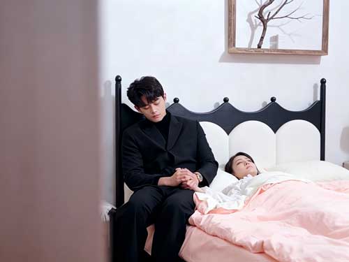 中醫天才陸朝顏為替舅舅翻案，成為秦家家主貼身醫生，與病弱總裁秦商陸在權謀與醫術交鋒中逐漸相愛，從合作到心動反轉不斷，盡在扎針扎出個秦夫人線上看。