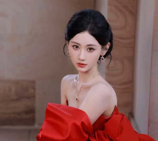 《面紗之下》靈嬈 — 曹塞亞飾 《面紗之下》靈嬈 — 曹塞亞飾