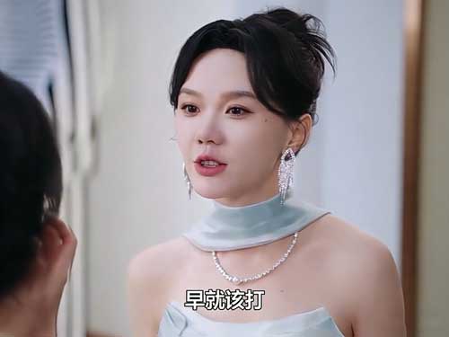 小玫瑰是霸王花線上看超爽短劇：大女主唐月染掌箍假千金，手撕偽善親戚，奪回一切！