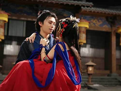 裴凌只想低調苟活，卻被坑人系統逼着開掛逆襲，闖禁地、搶機緣、招惹強敵，從鹹魚小人物變頂尖強者。極限苟道與系統腦洞碰撞盡在我只想苟着，系統偏讓我裝線上看。