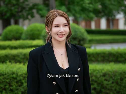 „Gotujący Mąż Dubbing” opowiada historię Marcina Łowickiego, nieśmiertelnego mistrza, który wypełnia ostatnią wolę swojego ucznia, chroniąc przez trzy lata rodzinę Leśniewskich. Jego poświęcenie, ukryta tożsamość i ciche rządzenie życiem Niny Leśniewskiej prowadzą do emocjonującej opowieści o lojalności, miłości i odwadze.