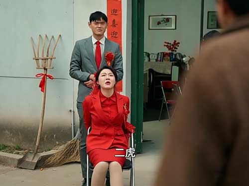 林二虎因見義勇為入獄八年，出獄後發現昔日真相顛倒、人生全毀，憑實力崛起成為一方大佬並展開清算，情仇與命運交錯盡在見義勇爲判八年，出獄成大佬線上看。