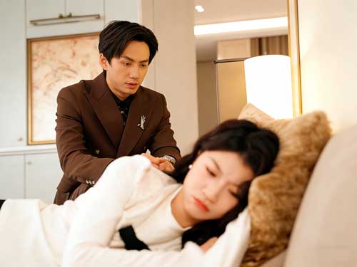 《共感後，殘疾瘋批不瘋了》線上看田枝枝穿書替嫁給瘋批殘疾老公厲硯，新婚夜意外共感心聲，兩人在甜寵與日常互動中逐步萌生情愫，攜手對抗家族算計與挑戰。