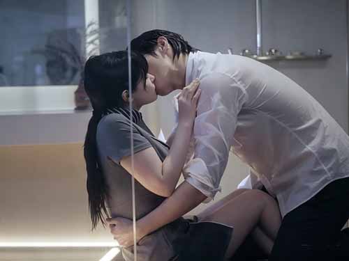 재벌집 며느리 수행 일기 는 배신과 죽음을 겪은 여주인공이 과거로 돌아와 운명을 바꾸는 이야기를 그린 로맨스 복수극이다. 임신, 재벌가 음모, 그리고 다시 시작된 사랑까지, 짧지만 강렬한 전개로 몰입도를 높인다.