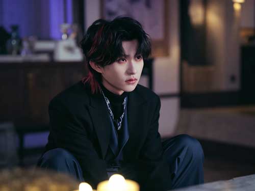 情傷後的姜辭買下能助人暴富的狐妖金羨，兩人因「親密即扣款」的規則陷入誤會與分離，一年後身份反轉重逢，愛與金錢重新對價，盡在我家男狐能招財全集線上看。