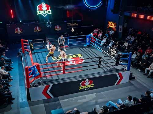 Boks Şampiyonunun İntikamı Dublajlı, geçmişin gölgeleriyle yüzleşen eski bir şampiyonun, babasının ölümünün ardındaki gerçeği ortaya çıkarma ve adaleti sağlama mücadelesini konu alıyor.