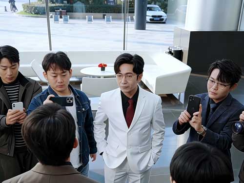 外送打工人夏宇被迫入贅豪門，與昏迷中的千金結婚，卻在日常相處中誤把雙胞胎妹妹當成妻子，情感錯位與身份反轉接連爆發，當「睡美人」甦醒，一場愛與選擇的修羅場正式上演。