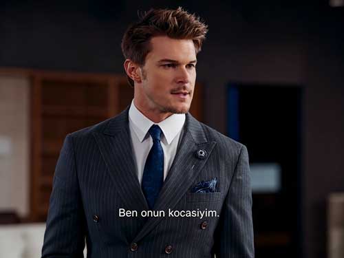 Dikkat Et, Güç Bende Dublajlı, ihanete uğradıktan sonra gerçek gücünü ortaya çıkaran bir kadının, gizli kimliği ve milyarder bir adamla kesişen kaderi üzerinden ilerleyen sürükleyici bir kısa dizi. 