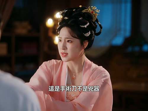 南晚煙穿越成冷院醫妃，五年養育雙胞胎萌寶強勢迴歸，以醫術震驚世人，打臉反派，最終與顧墨寒化解誤會、甜蜜團聚，精彩盡在萌寶助攻：冷院醫妃翻身記線上看。