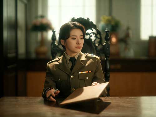 當愛與信任成為最鋒利的刀,《南城已無他》(別名《南城再无乔砚舟》)用極致情緒張力撕開人性與關係的真相。從紈絝少爺的深情沉淪,到女軍官的冷靜選擇,層層反轉令人窒息。 當愛與信任成為最鋒利的刀,《南城已無他》(別名《南城再无乔砚舟》)用極致情緒張力撕開人性與關係的真相。從紈絝少爺的深情沉淪,到女軍官的冷靜選擇,層層反轉令人窒息。