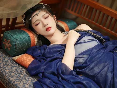 【我只想苟着，系統偏讓我裝】線上看鹹魚翻身奇幻日常：當苟道遇上系統腦洞