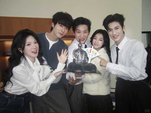 ：蘇梨婚前陷入情感漩渦，未婚夫霍藺的深情與裴野的強勢闖入交織成失控局面，愛與野心對撞，關係全面崩裂重組，盡在馴野3短劇。