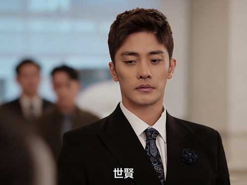 在《驚蟄》中，韓伊書以「隱藏身份」切入豪門權力核心，透過婚約與情感操控重塑局勢，完成一場由弱轉強的逆襲。