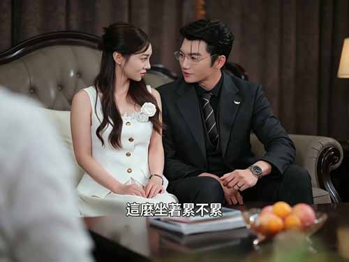 《欲折桑枝》相戀七年的男友竟爲拉投資，將桑楚枝送上他舅舅商聿洲的牀。本以爲是場屈辱的交易，不料那傳說中薄情寡慾的商爺，非但沒趕她走，反而火速與她領證。