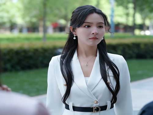 《元嬰期大佬，被四個姐姐當廢柴》以「隱藏實力男主＋豪門權鬥」強勢出圈。