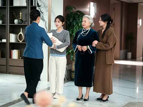 當金牌月嫂的專業，撞上冷臉霸總的偏見，會擦出什麼火花？《時願清風來》這部在DramaBox熱播的輕喜劇，講述了頂尖月嫂姜時願如何用實力征服豪門，並讓那位嫌她年輕的總裁沈宴清，踏上爆笑又心動的「真香」打臉之路。